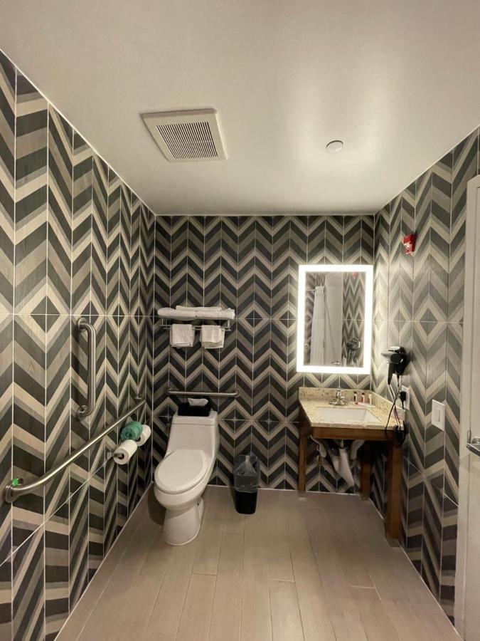Super 8 By Wyndham Brooklyn Williamsburg 호텔 뉴욕 외부 사진
